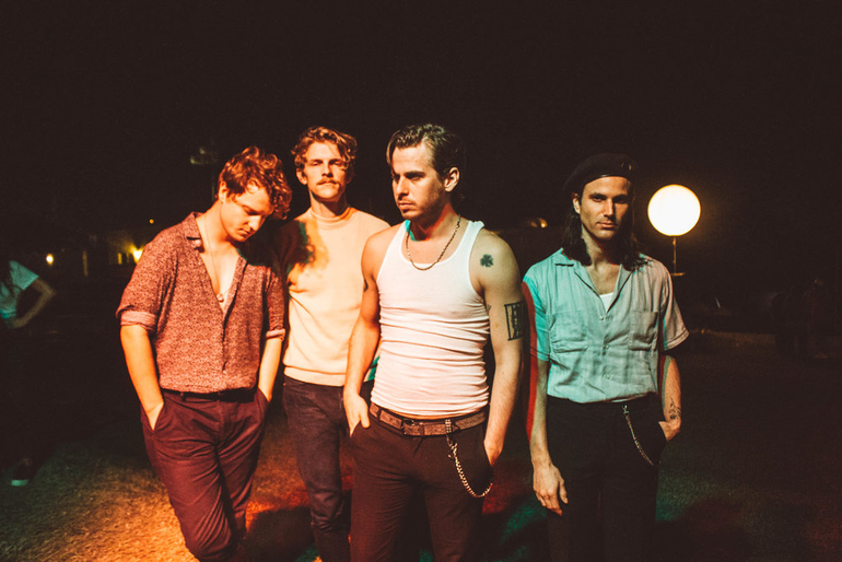 Foster The People: Pumped Up Kicks letra en español (Subs y traducción)